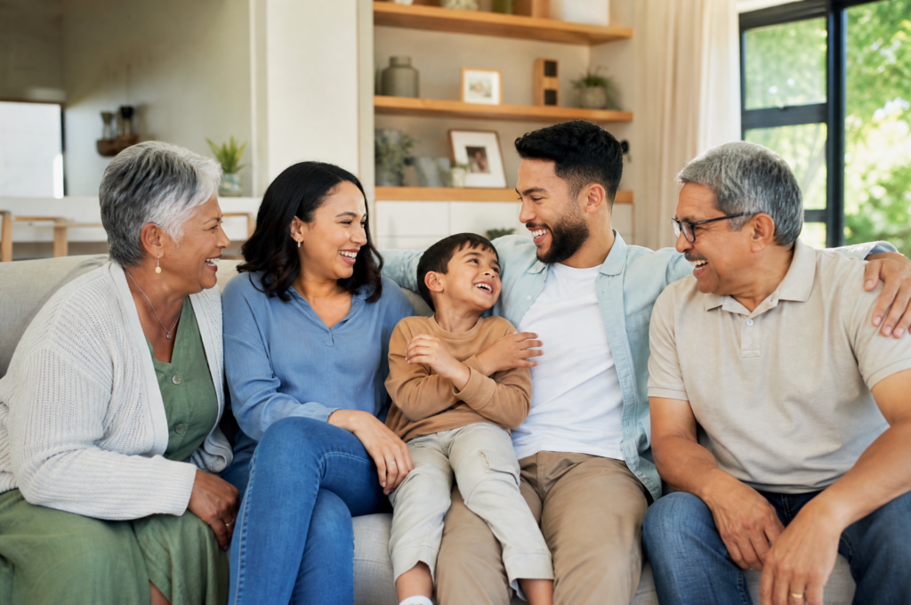 Drei Generationen einer Familie gemeinsam im Wohnzimmer
